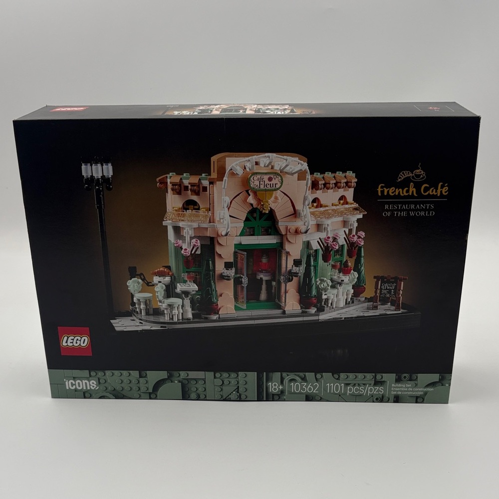 LEGO Icons French Café Set with Green and Red Accents